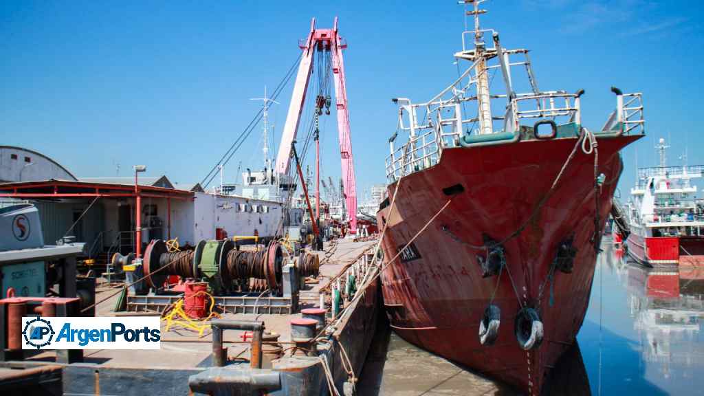 grua y pesquero en bahia blanca